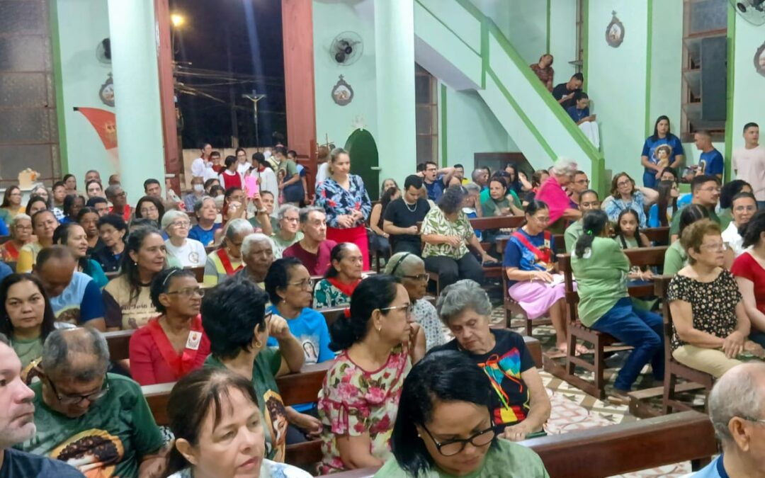 Oitava noite da novena é marcada por intensa participação dos fiéis e celebração com Pe. Fábio André