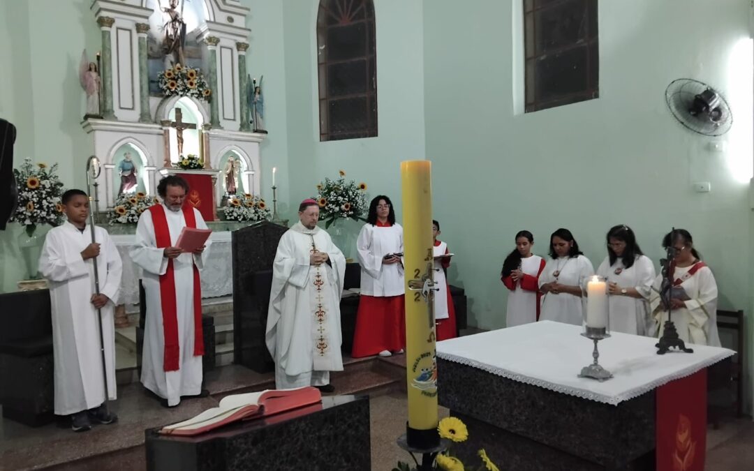 Paróquia celebra o Sacramento da Crisma com 35 jovens e adultos