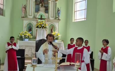 Matriz de São João Batista celebra a Primeira Comunhão de 24 crianças e adolescentes.