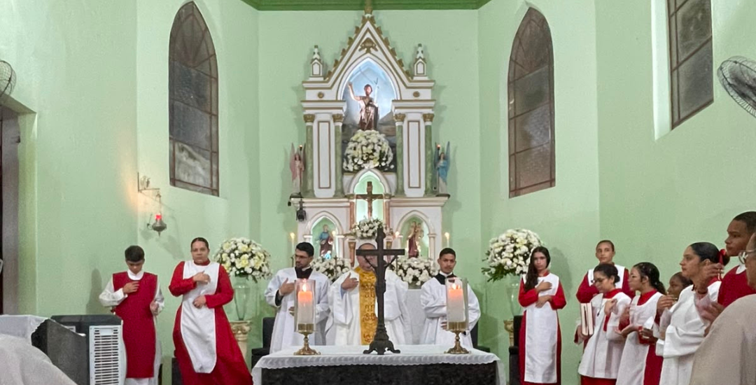 Comunidade se reúne em fé na Santa Missa presidida pelo Padre Tiaraju Dantas e animada pela Pastoral Familiar